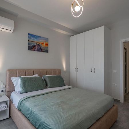 Esel Apartments Sarandë Exteriör bild