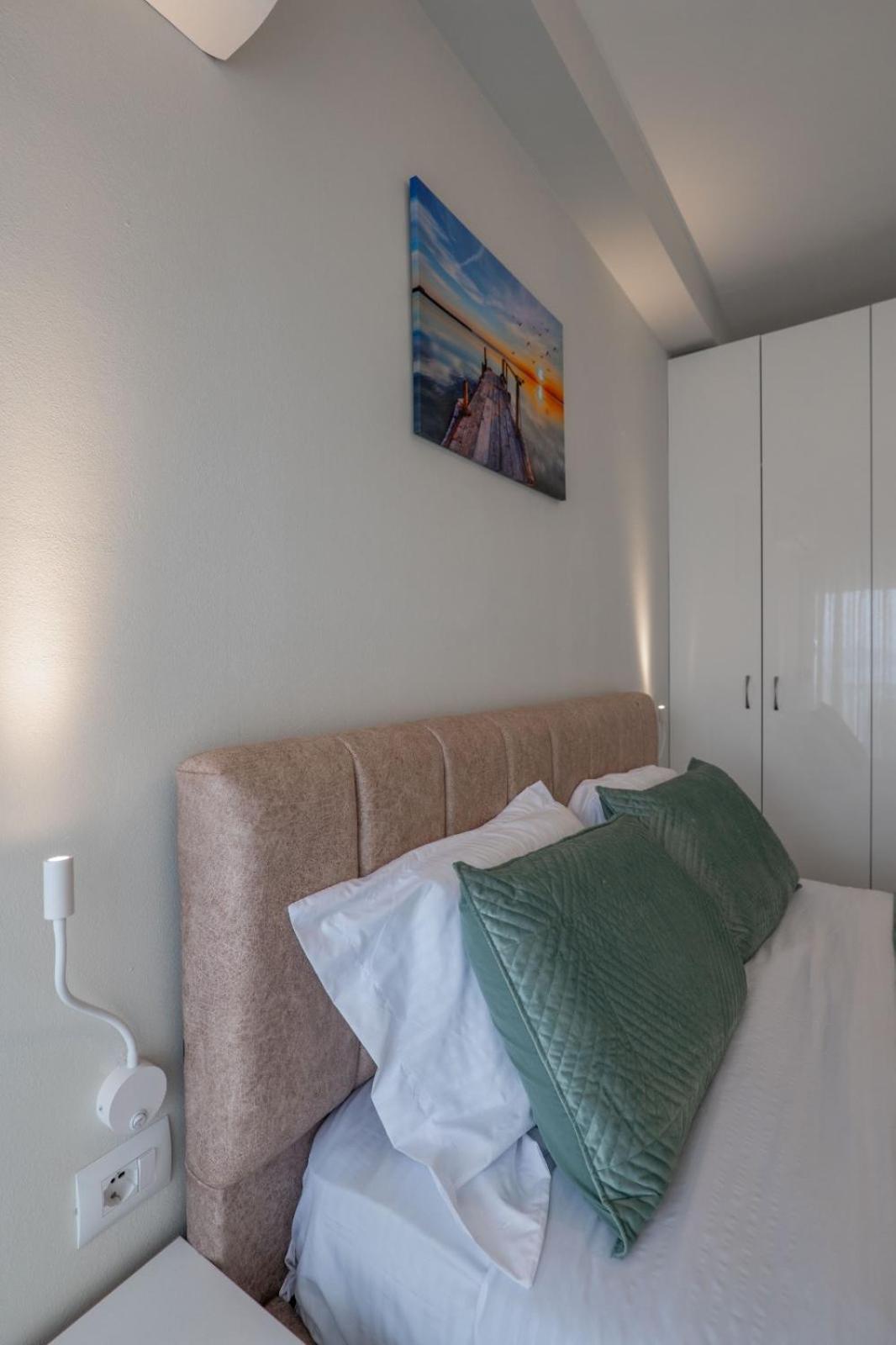 Esel Apartments Sarandë Exteriör bild