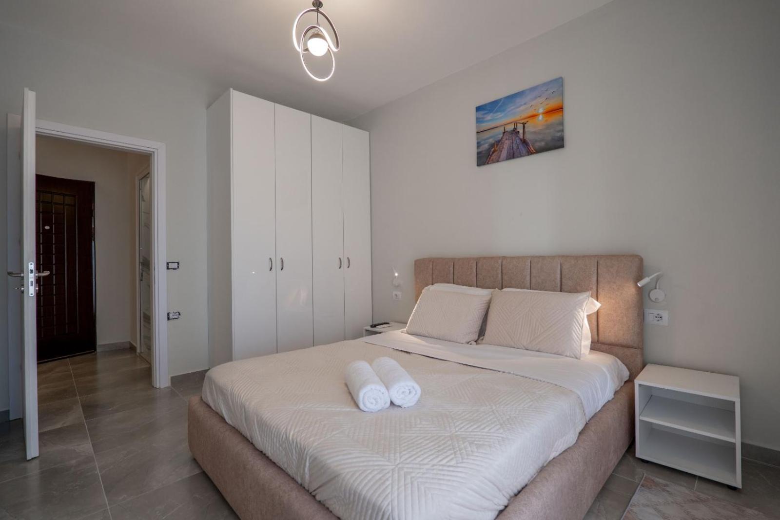 Esel Apartments Sarandë Exteriör bild