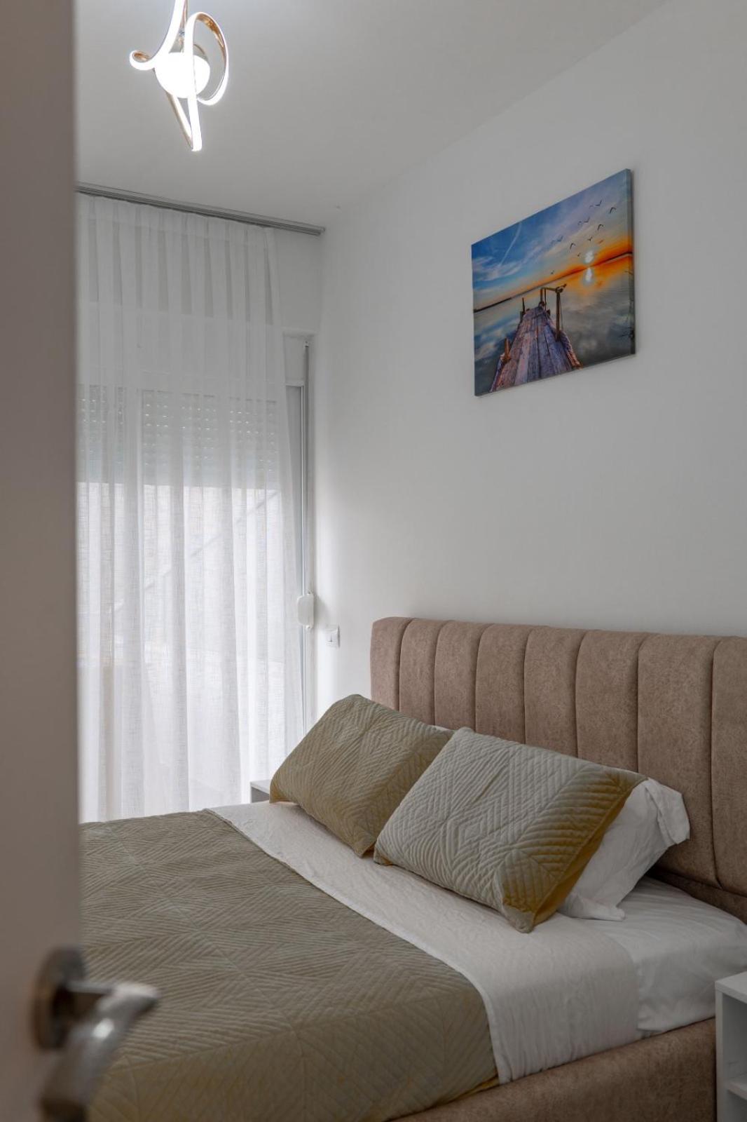 Esel Apartments Sarandë Exteriör bild