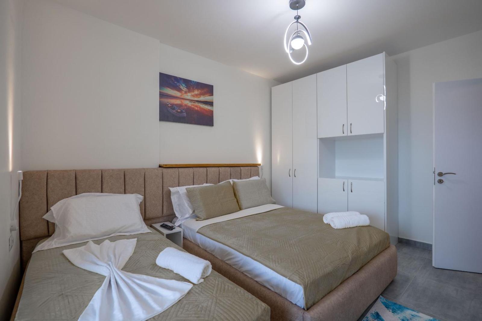 Esel Apartments Sarandë Exteriör bild